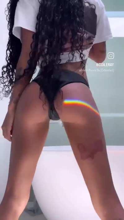 No matter how petite She's gone make that thing shake 