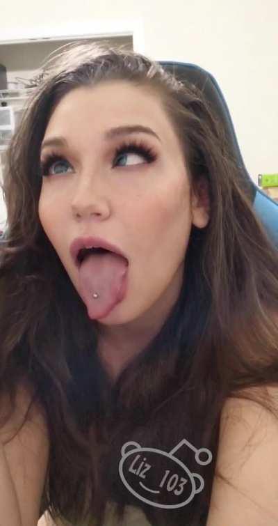 I want you to cum on my face while I do this 😋