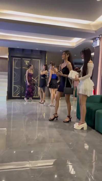 泰国曼谷某俱乐部开始卷同行了推出了“买大送小”活动，选一个妹子后可以再选一个比你选的妹子矮的