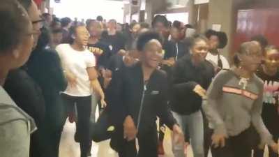 Teacher teaches students to dance ‘’ Thriller ‘’ this happened in 2019 before quarantine