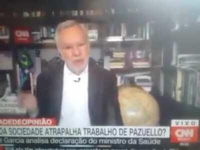 Levanta a perninha que lá vem ele passando pano de novo