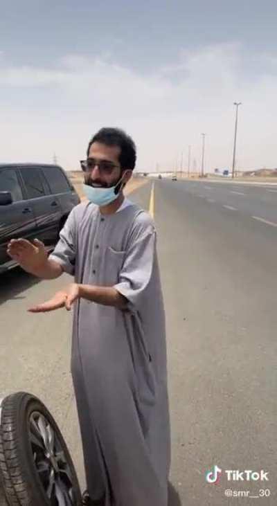 Got a flat tire, went to the gas station to get a new tire, came back to a bag full of cold water and a drink from a stranger passing by. ( it’s 40 °C~)