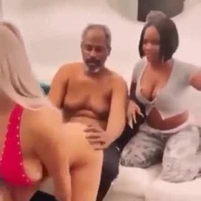 Yıl 2071. Hayatında hiç gerçek göt görmemiş KGB'li, ilk kez göt görüyor ve mutluluk içinde hayata veda ediyor.