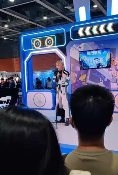 Luocha cosplayer singing Regression