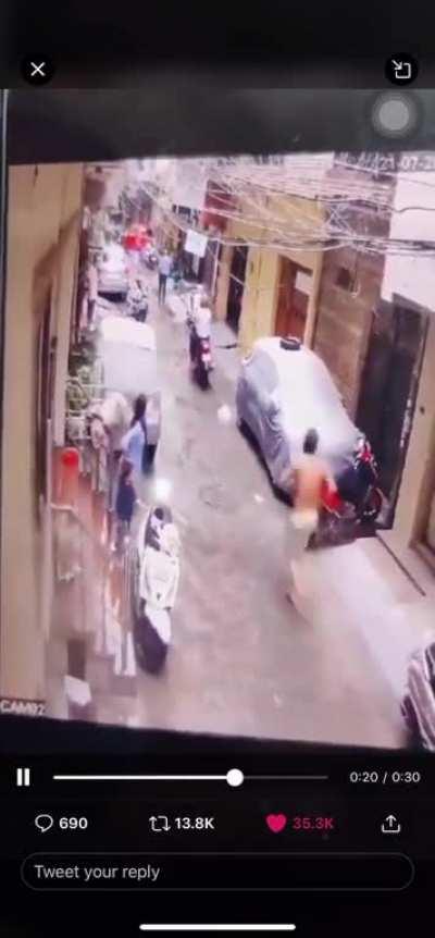 A mother was able to save her four-year-old daughter from being kidnapped on Tuesday from the clutches of armed kidnappers (East Delhi India)