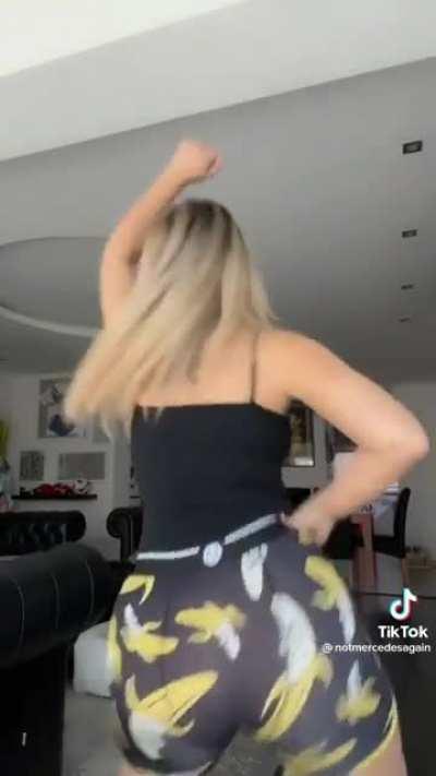 that cake is amazing(missmercedesblanche)