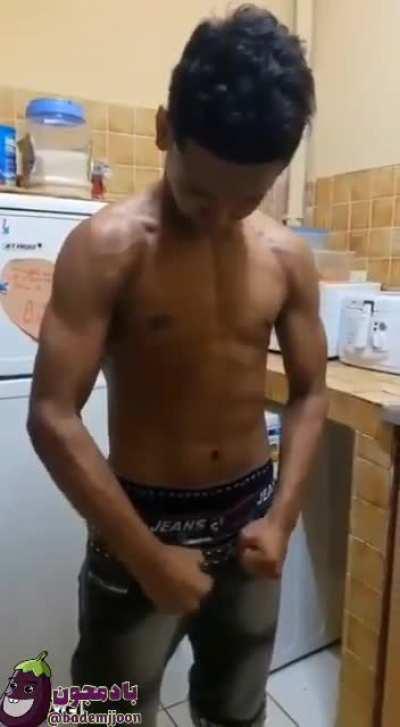 Gym bro flexes muscles so hard he passes out