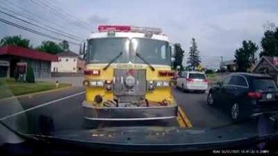 Idiot blocks fire truck because he thinks he has the right of way.