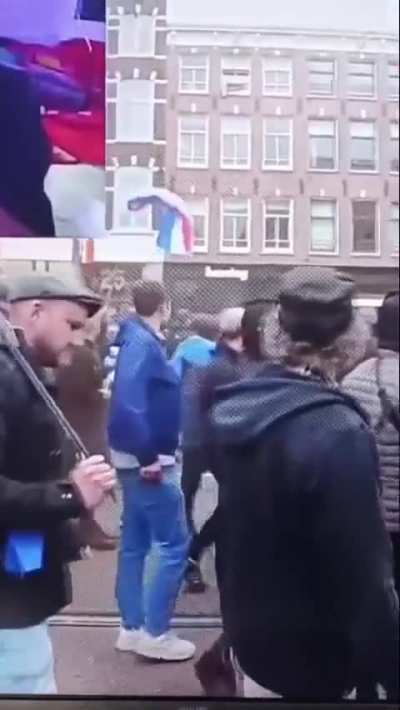 Rechtse demonstranten gooien eieren naar vrouwen.