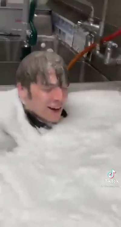 Guy drops Taco Bell sink like it’s wrestlemania