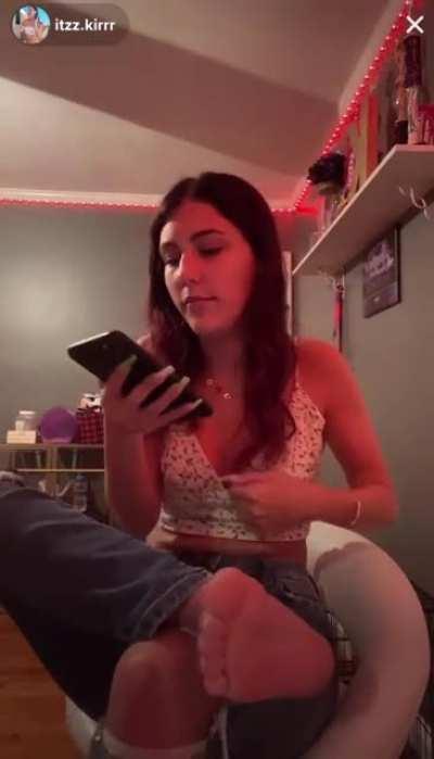 The queen of FeetTok @itzz.kirrr is live again!