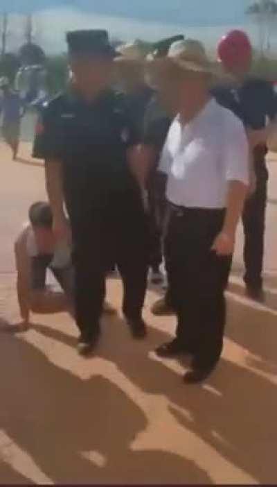 湖南永州的年轻农民工已经被拖欠10个月工资了，他们拦住包工头，一路磕头，也讨不来自己应得的酬劳。这下工人爷爷了。