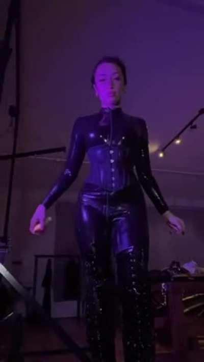 Do you like my outfit? [f]