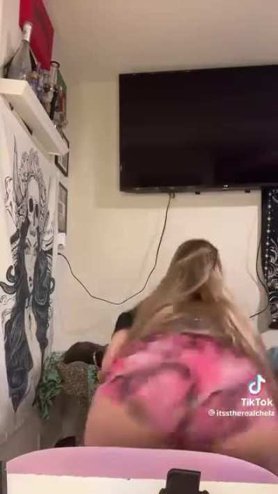 White girl  kills it  doing the thigh shake twerking 