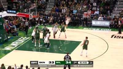 [Highlight] Kyrie splits the Bucks defense and hits the tough layup against Lopez at the rim