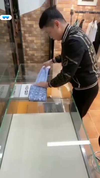 this guy tiying clothes up