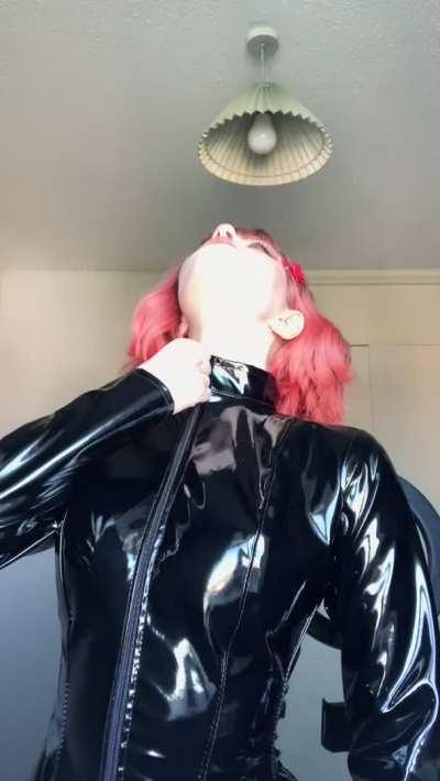 Open the redgifs link for squeaky sounds!!! Do you guys like my new shiny black PVC dress? 😏🖤