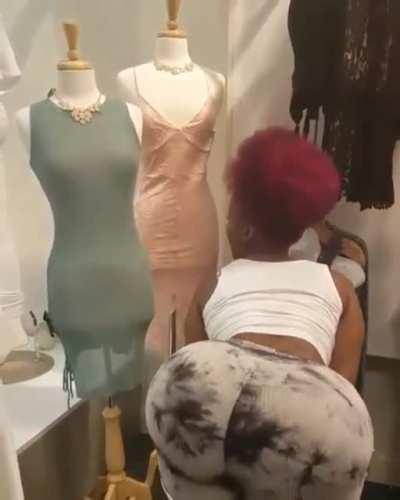 Sharing this with y'all because it's one of my favorite short vids of her just bring a freak, I love this shit 🤤