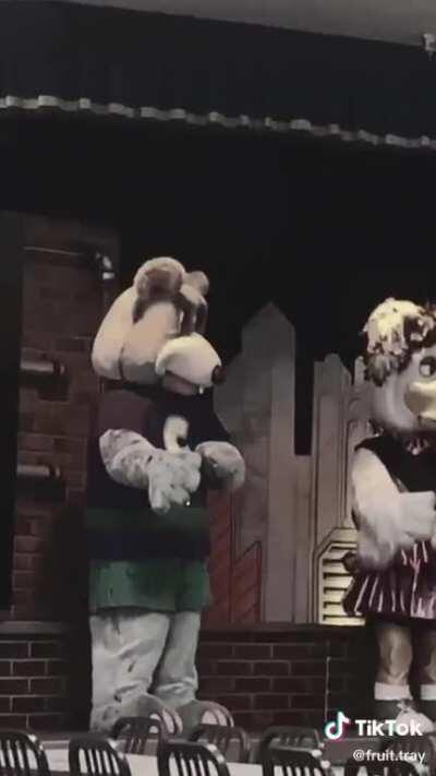 Encima hace poco salió la noticia de que desaparecieron 5 niños (._.)