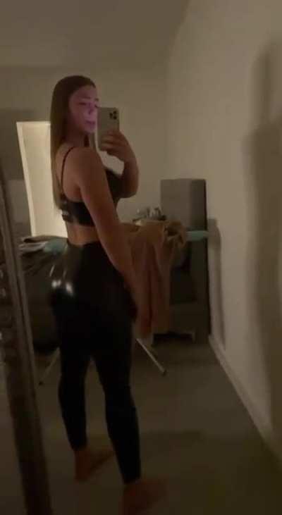 Kann mir wer beim wichsen helfen stehe extrem auf Leder leggings 🥵💦