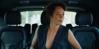 Daphne Wellens in topless in 'Keizersvrouwen'