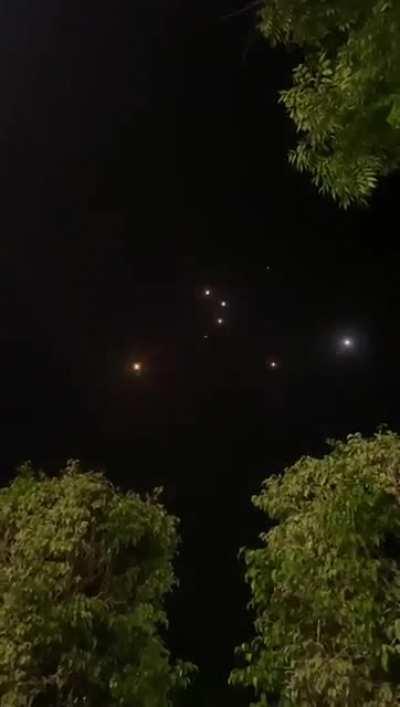 [URGENTE] Actualização sobre os conflitos em Israel - cidades como Tel Aviv, Ashkelon e Netanya sendo bombardeados. No vídeo múltiplos foguetes sendo interceptados.