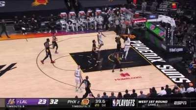 [Highlight] LeBron with a ridiculous cross court pass