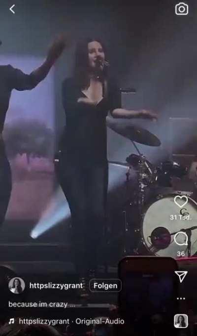 Lana doing choreos on stage was the worst era tbh. Wish she would just do small intimate venues anyway, no matter the cost, I'd fight for my life to get a ticket.