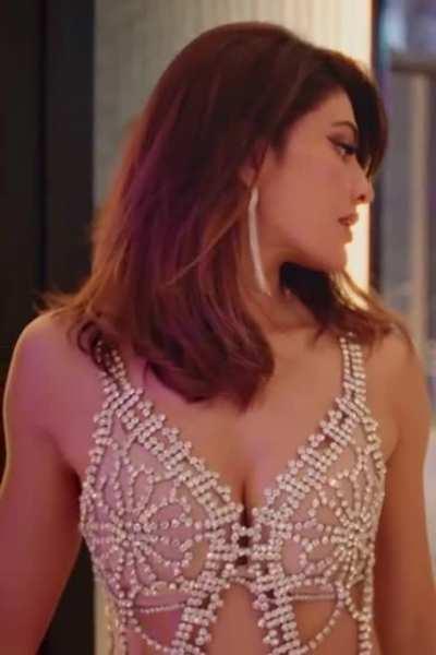 Jacqueline. Look at her seductive moves. Ufff 🤤🤤❤️