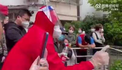 慢条斯理和警察对线的上海大爷