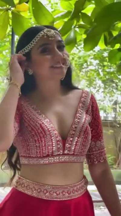 Imagine seeing Mostlysane aka Prajakta Koli like this what would you do to her?