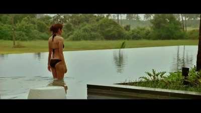 The most famous bikini scene in Bollywood courtesy of Anushka Sharma! (Upvote for Anushka!)
