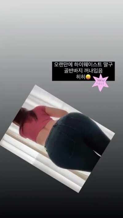 Pink top, blue jeans.