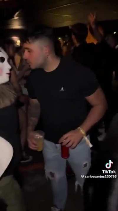 ele so queria um beijo....