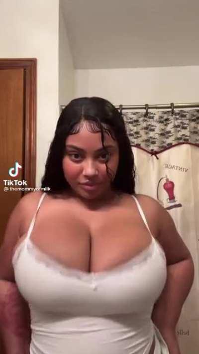 What color is the shower curtain??[@themommyofmilk]