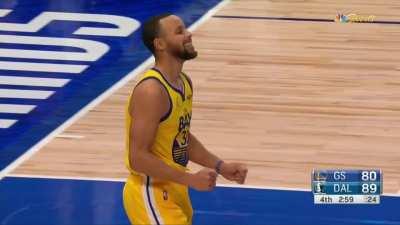 [Highlight] Stephen Curry passes up a wide open layup and throws the ball out of bounds for his 5th turnover of the game. He shot 5/24 from the field tonight.