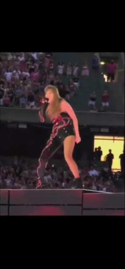 Why she dancing like Queen ð­