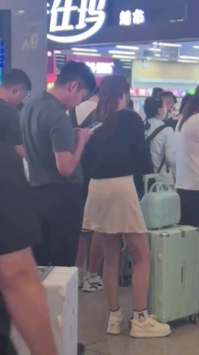 8月15日，辽宁铁岭，网友曝光：G725列车排队进站时，一猥琐男偷拍女生裙底，我及时录像取证，第一时间告诉女生我这有视频，问需不需要报警，女生妈妈说不用了。