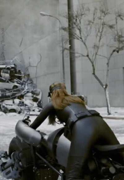 That tight and fit ass of Anne hathaway 🥵