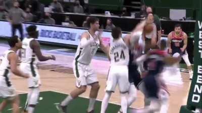 [Highlight] Huge effort play by Daniel Gafford results in a turnover with less than 30 seconds left