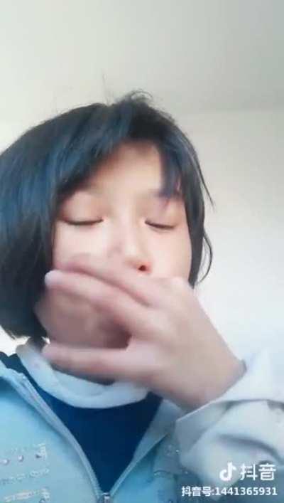 无聊！给大家表演个吃鼻屎