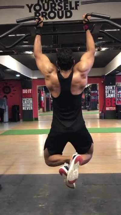 Hammer Grip Chin-Up 💪 also known as parallel grip!!