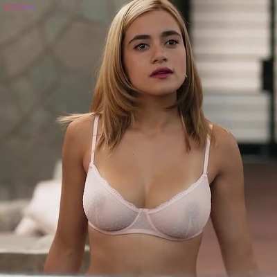 Paulina Gaitan in a minute