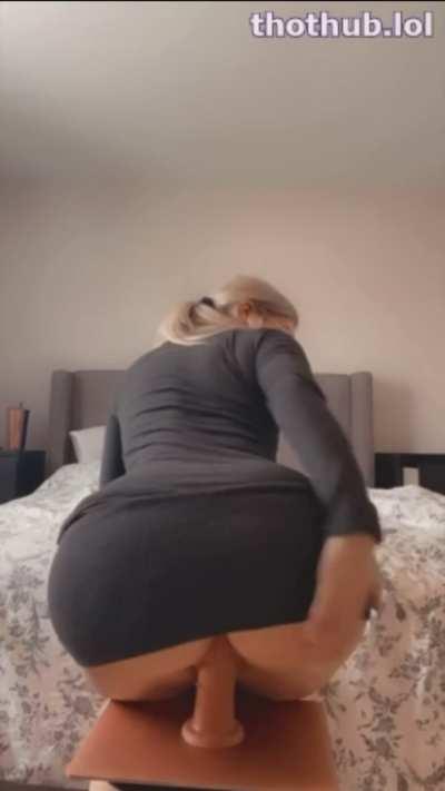 Jen Bretty loves bouncing that phat ass on her dildo