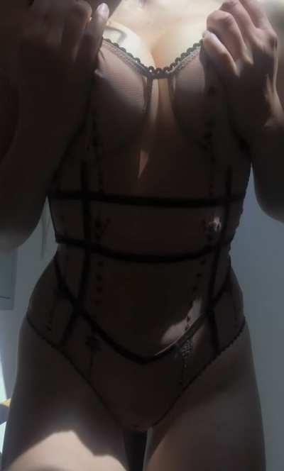 here’s a titty drop to brighten up your monday 😘