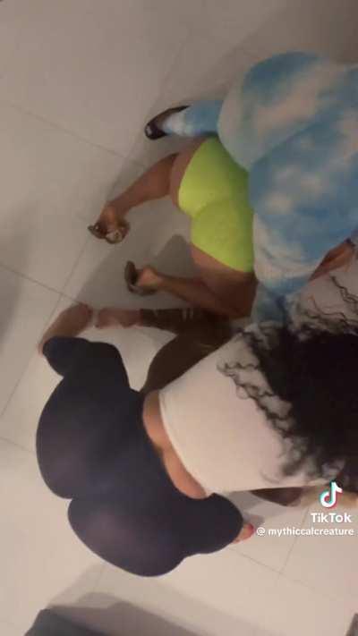 big booty babes 🥵🥵🥵