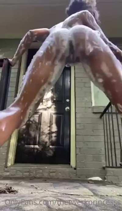 Naked twerking outside
