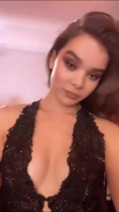 Hailee Steinfeld owns my cock this morning
