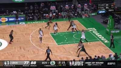 [Highlight] Tatum knocks down the tough and-1 over Kyrie