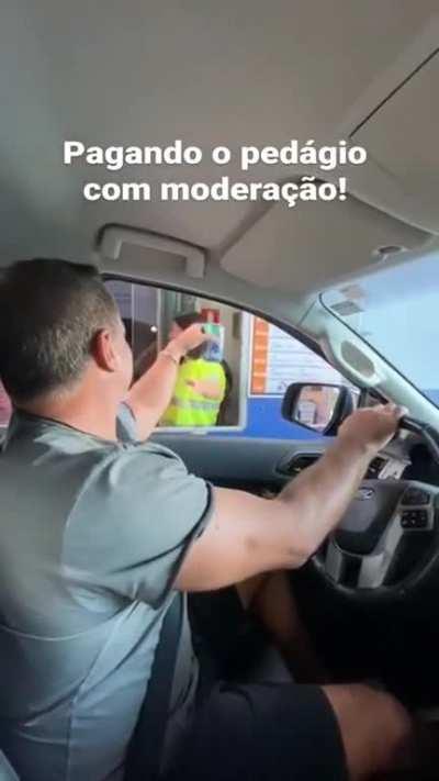 Como essa campanha da Heineken, sobre pagar pedágio com a LATA DE CERVEJA, passou despercebido aqui?